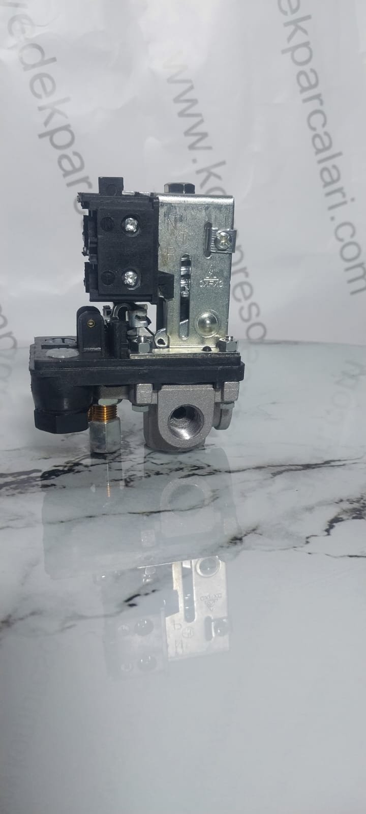 KIRMIZI BUTONLU BASINÇ ŞARTELİ 220V 1\4 GİRİŞ - Görsel 2